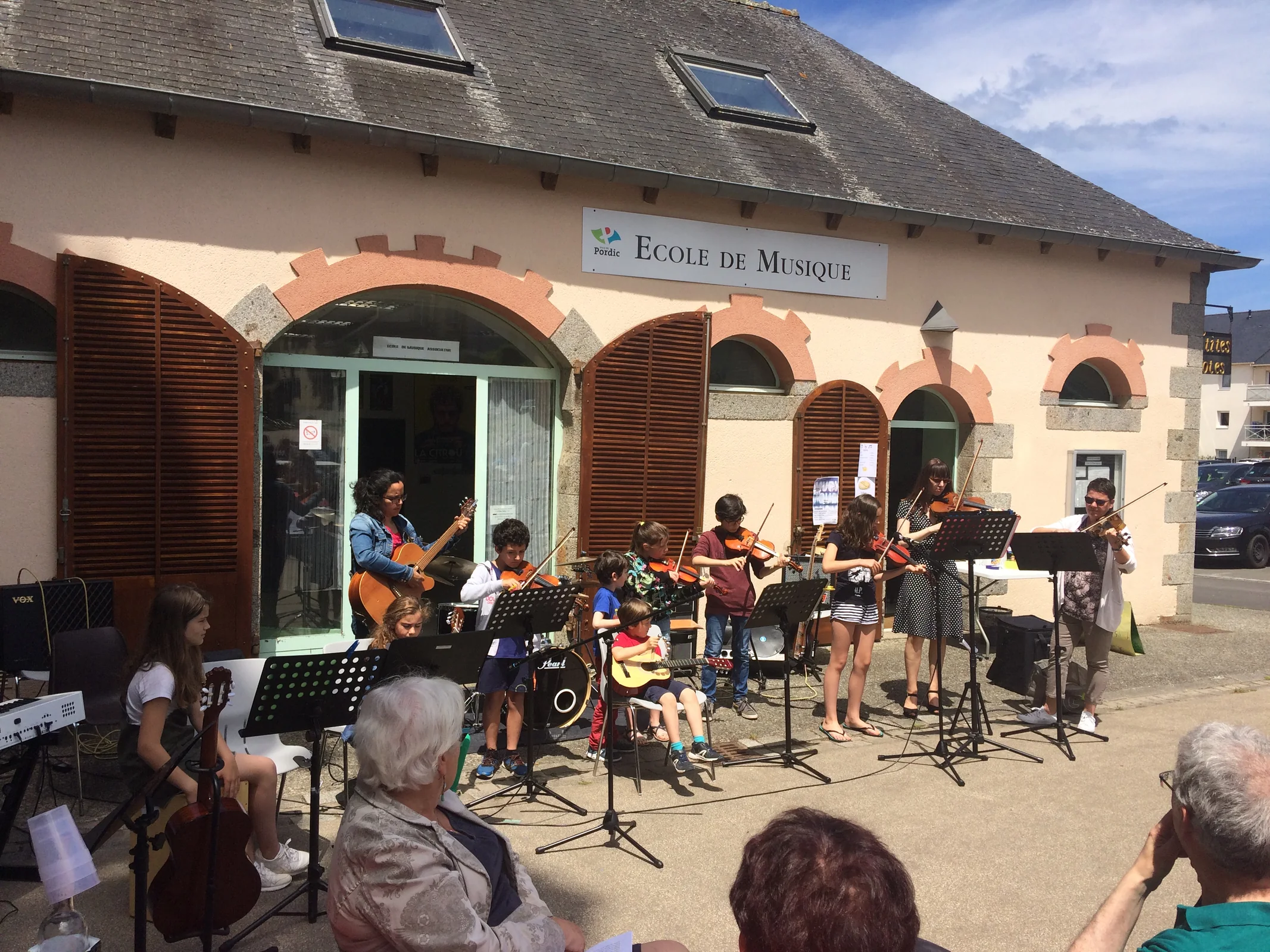 Élèves et enseignants jouant devant l’école de musique de Pordic