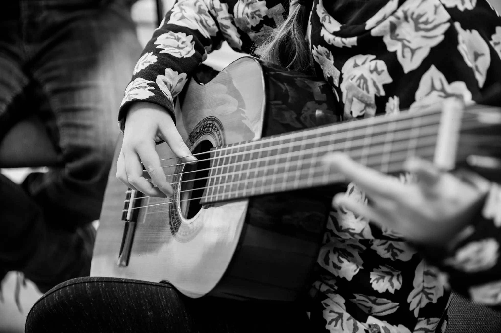 Jeune musicienne jouant de la guitare